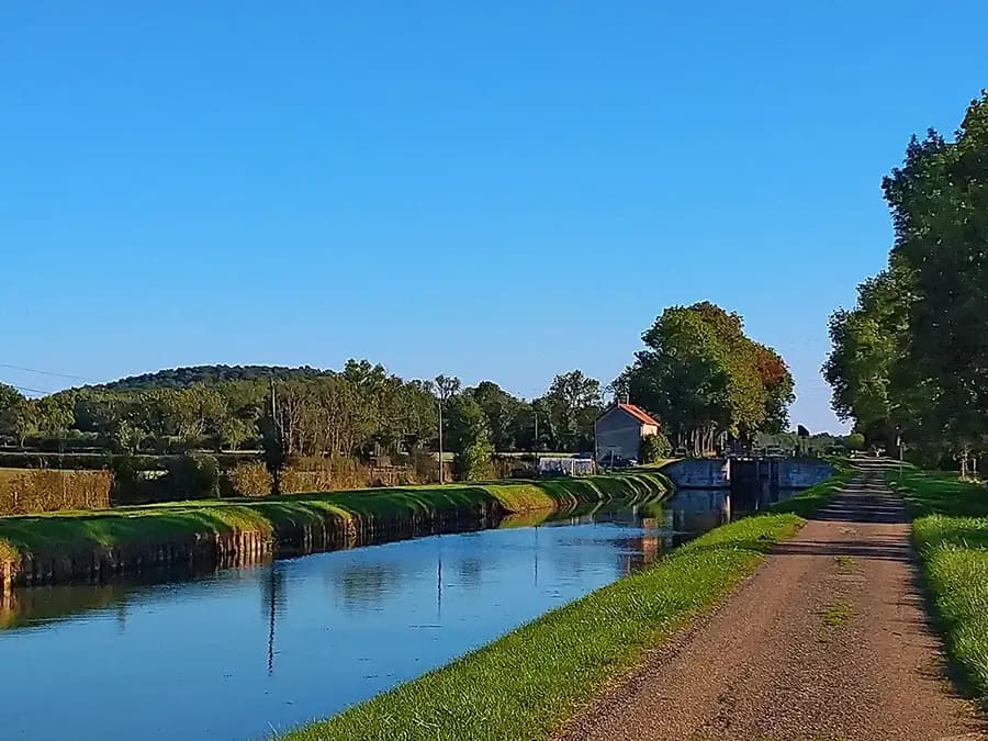 Camping Vert Auxois — Camping vanlife à Pouillenay, Bourgogne-Franche-Comté